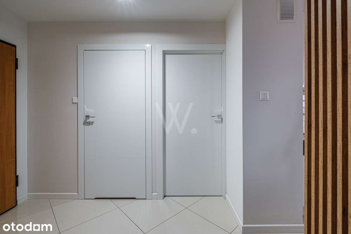 Przestronne, jasne wnętrze z miejscem i komórką.-12