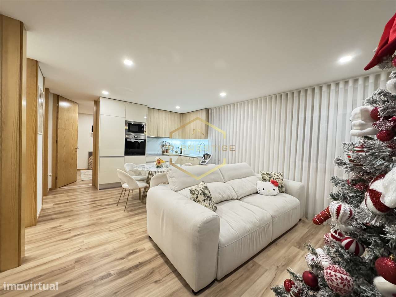 T3 Remodelado junto à Praça do Almada – Terraço Exclusivo de 30 m²-0