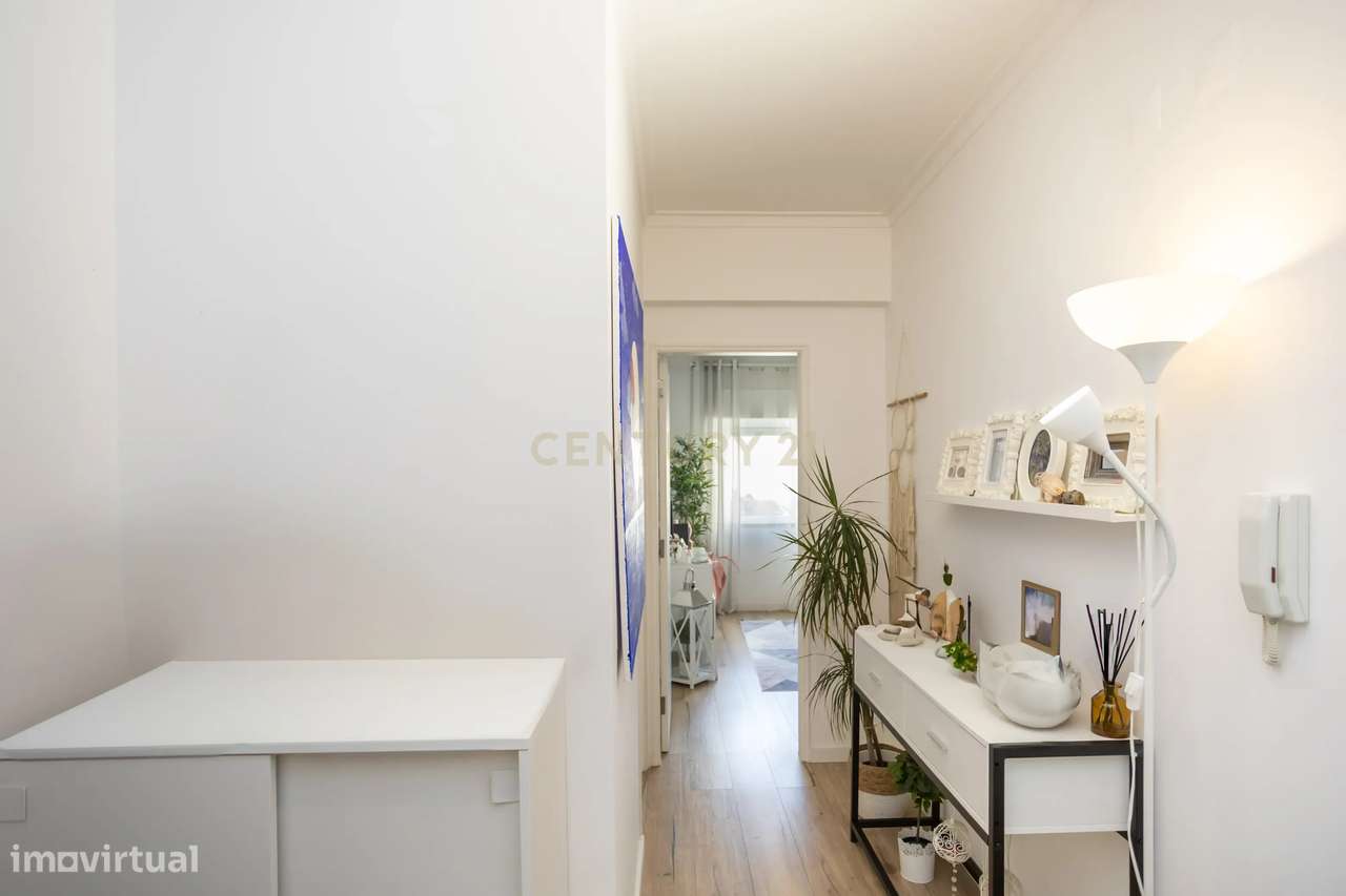 T1 com Terraço na Cruz de Pau - Central e Luminoso! - Grande imagem: 2/25