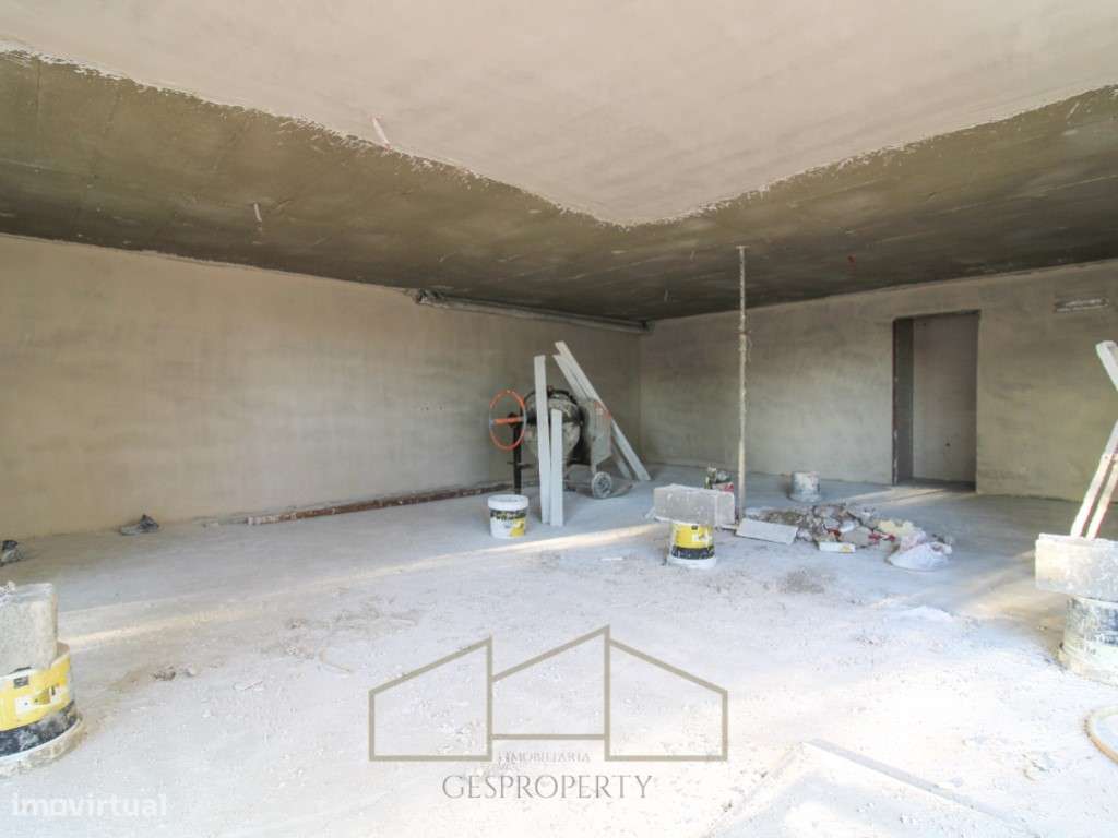 Moradia T4 Geminada com piscina na Sobreda-26