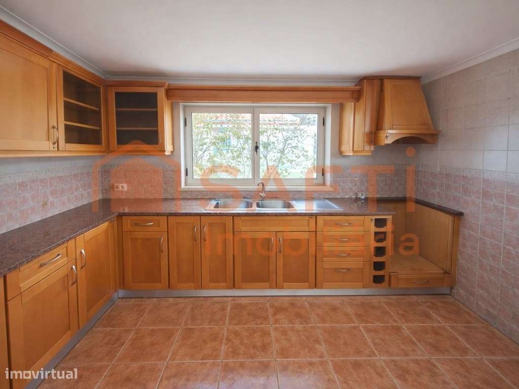 Moradia T4 com amplo terreno e excelentes áreas - Grande imagem: 5/9