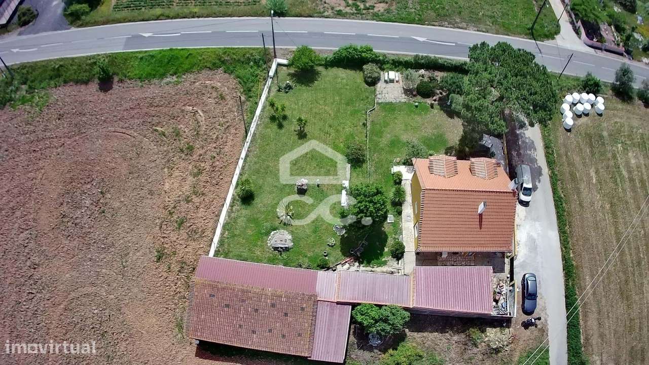 Moradia T2+1 inserida em lote com 1200 m2-6