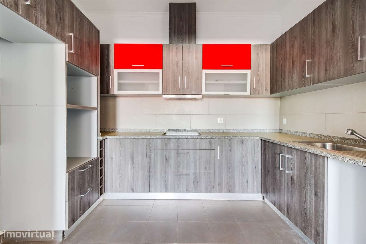 Moradia T5 em Terreno de 410 m² com logradouro e 10 boxes para cavalos - Grande imagem: 5/35