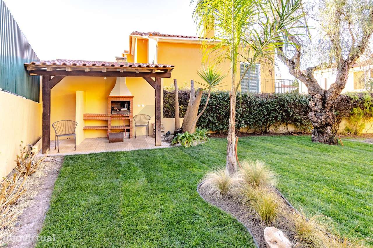 Cascais | Moradia T5+1 Familiar com Jardim, em Bairro Tranquilo junto - Grande imagem: 3/33