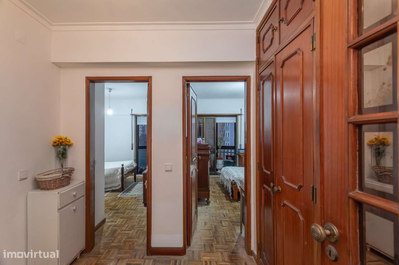 Excelente apartamento T2, situado na Tapada das Mercês-2