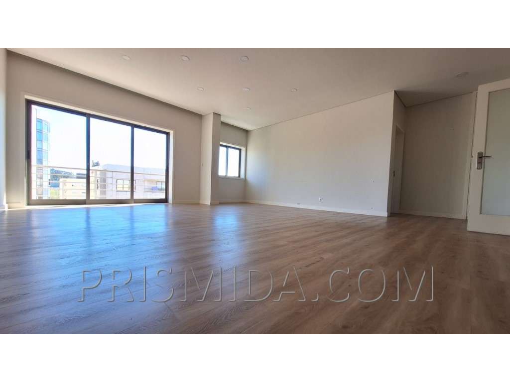 Duplex T4+office Renovado | Bi-Familiar | Terraço c/Churrasqueira-8