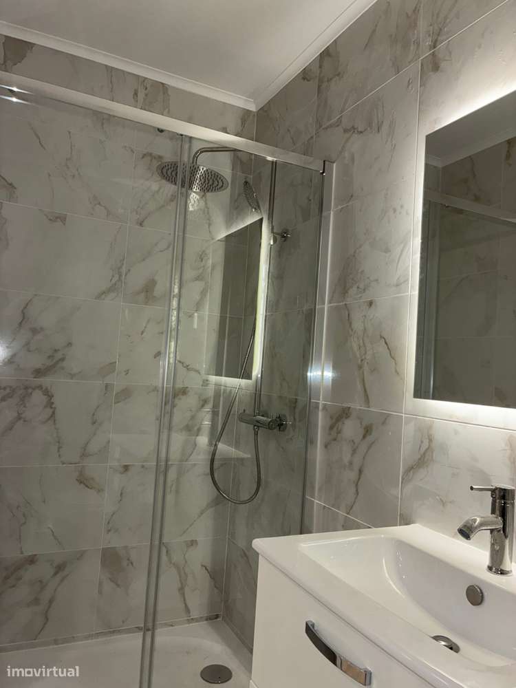 Apartamento Renovado com Vista Rio em Barreiro-20