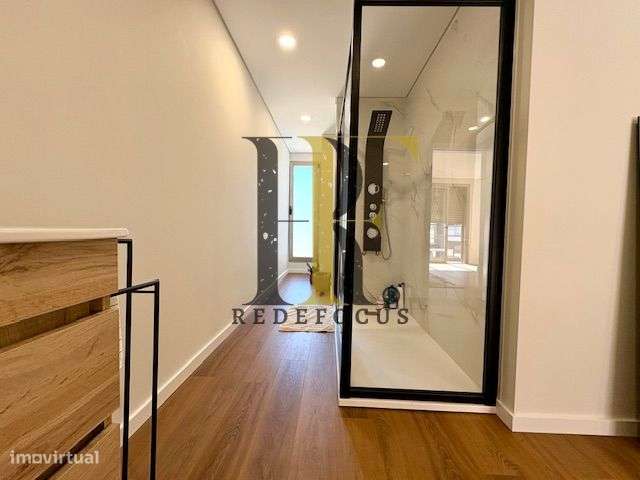 Moradia T4 de Luxo com Piscina e Jardim em Esmoriz-34