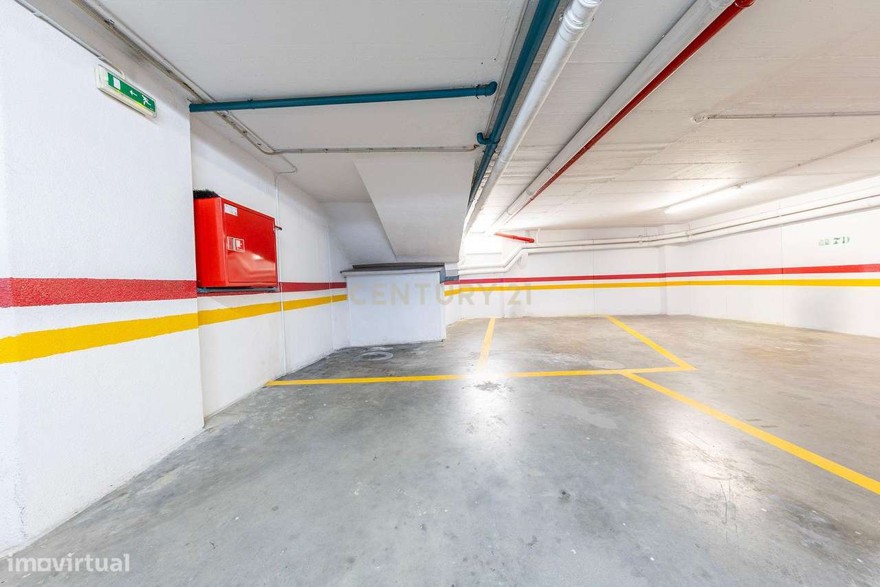 T3 Luminoso com Varandas e Garagem em Excelente Zona de Odivelas-27