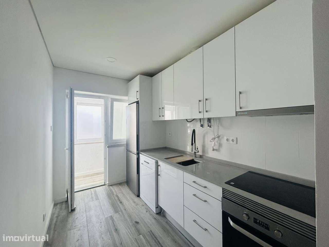 T2 Renovado no Rés do Chão com Varanda Fechada-7