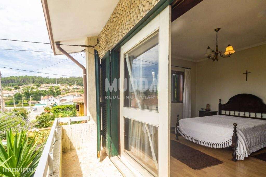 Moradia BI-FAMILIAR com amplas varandas-28