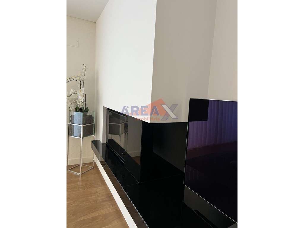 Moradia T4 de Arquitetura Moderna | Excelente Estado-12