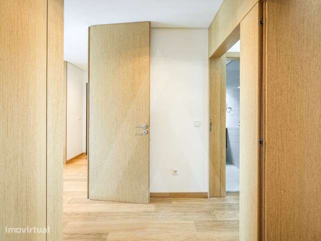 Apartamento T2 com varandas e garagem fechada no centro de Aveiro-18