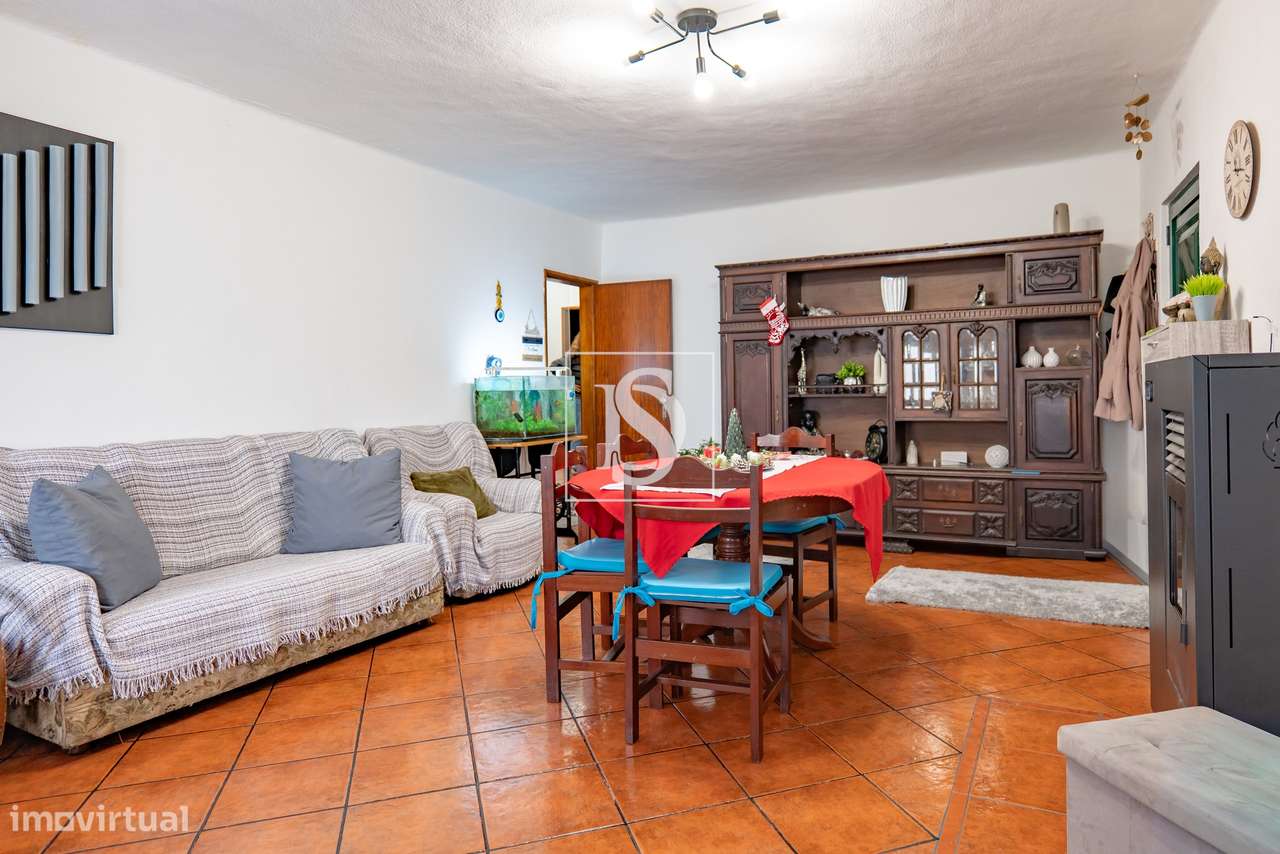 Moradia Renovada com Terraço e Vista Campo em Lamarosa-7