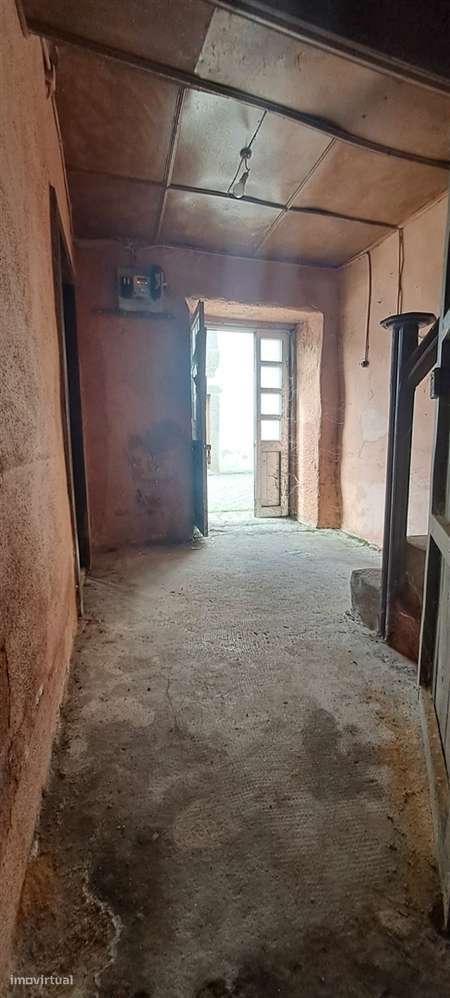 Moradia para restaurar em Sendim-10
