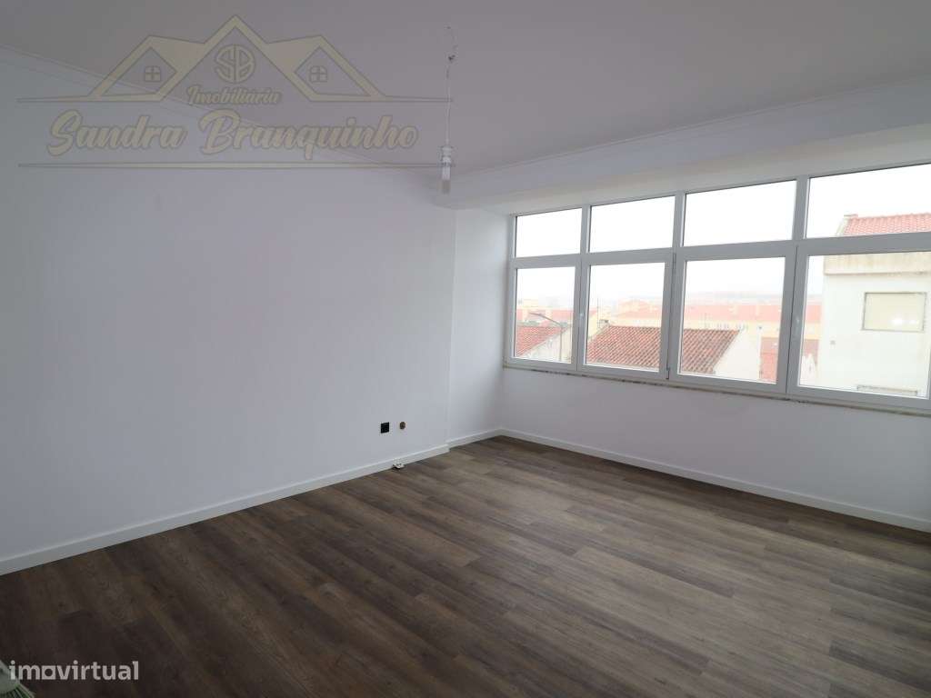 Apartamento T2 RENOVADO em Santa Cruz-13
