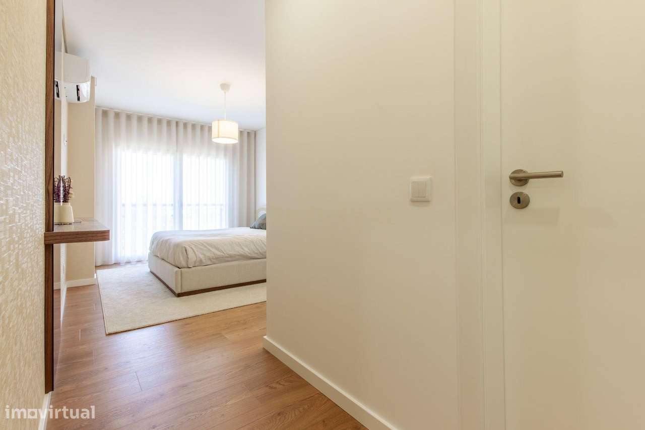 Moderno apartamento T3, com parqueamento e varandas em Santo António d-11