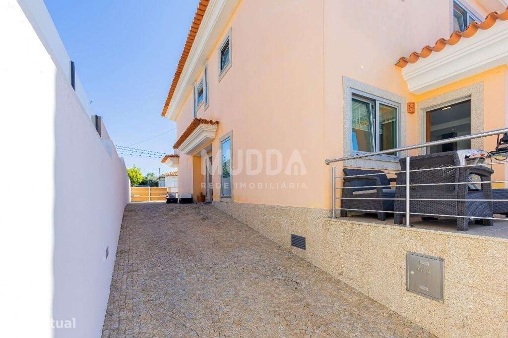 Excelente moradia geminada T4 em Santa Maria da Feira-32