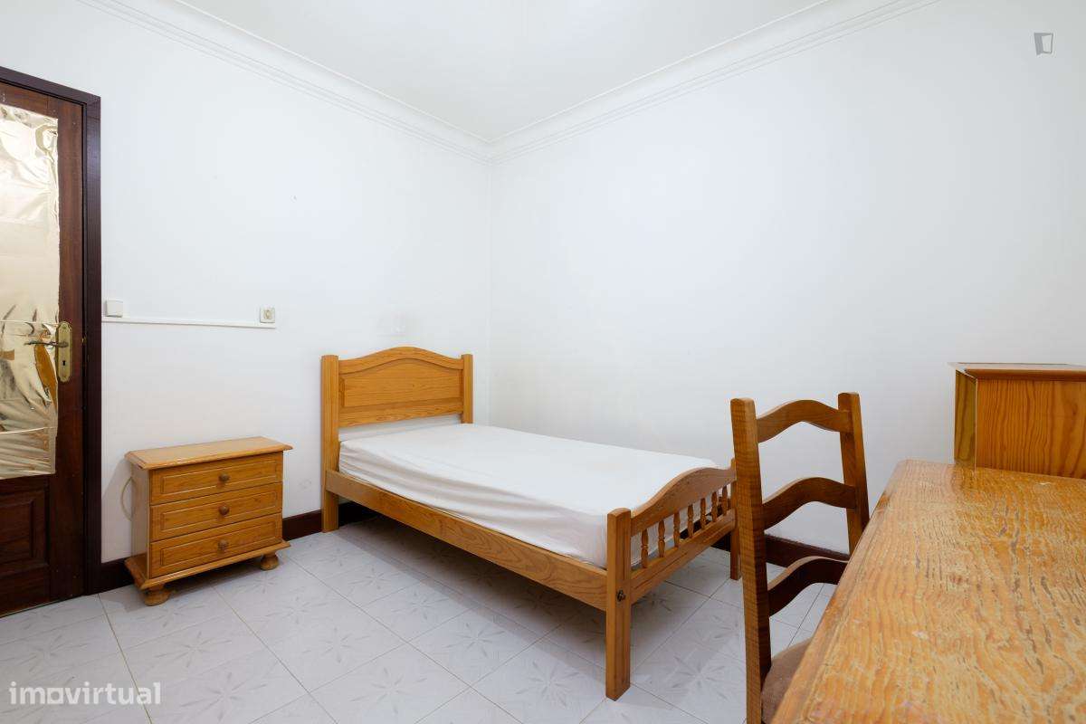 Quarto - localizado em Montarroio Coimbra - Grande imagem: 5/10