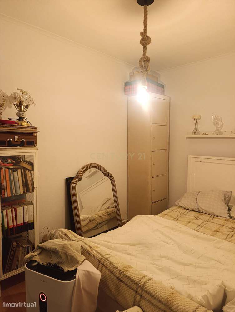 Casa T2 em Almada com 2 casas de banho e boa exposição solar-16