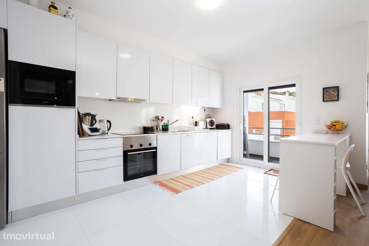 Descubra o Seu Refúgio Familiar: Moderno T2 com Varanda e Estacionamen - Grande imagem: 5/35