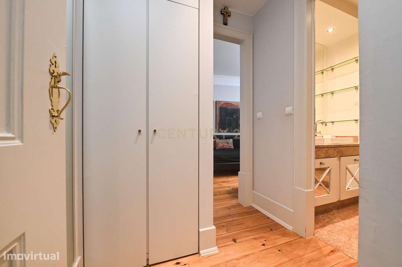 Exclusivo apartamento T4 com estacionamento privado na Baixa, junto ao-16