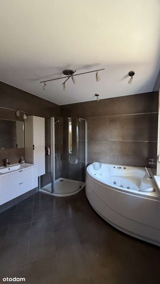 Dom i wielki garaż z mieszkaniem. Okazja!-11