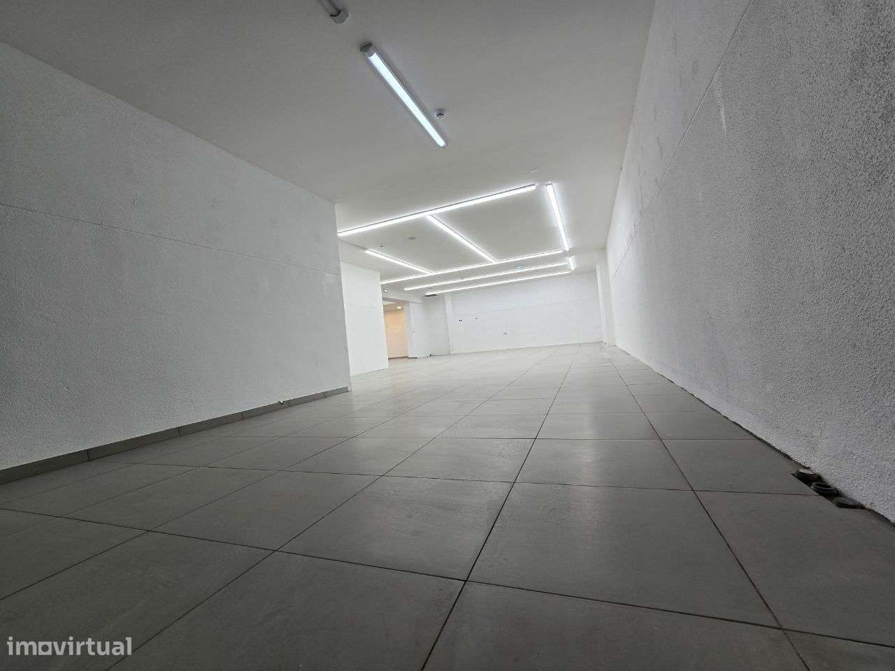 loja  com aprx.300 metros Almada com rendimento-9