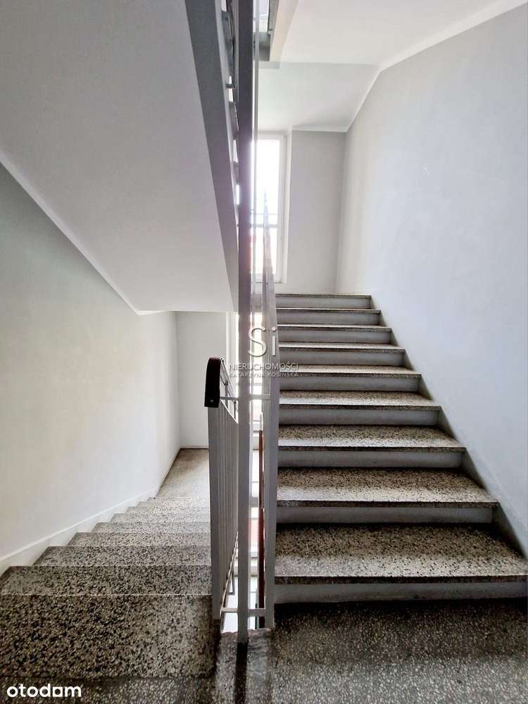 Na sprzedaż 2 pokoje, duży balkon, oddzielna kuchn-1