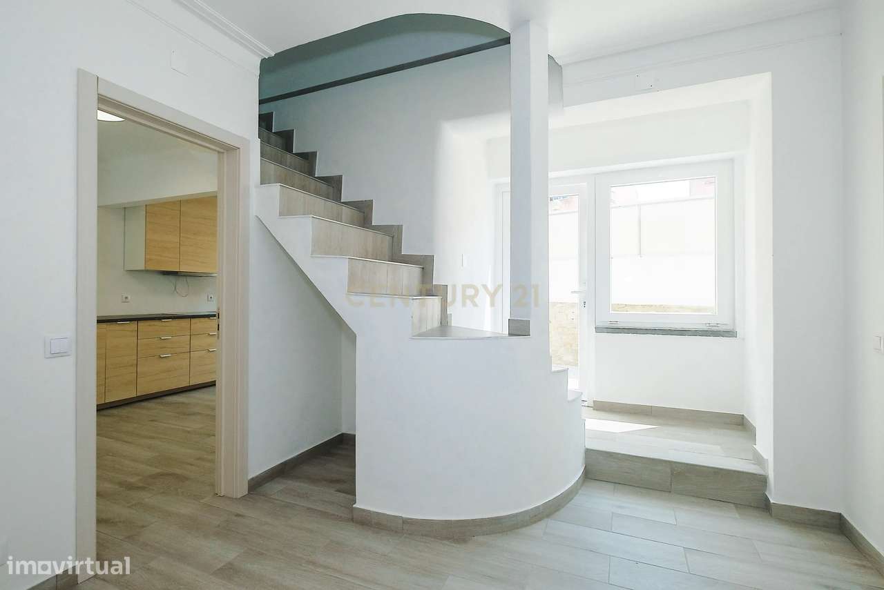 Moradia T4 Renovada no Estoril | Conforto, Espaço e Excelente Localiza-7