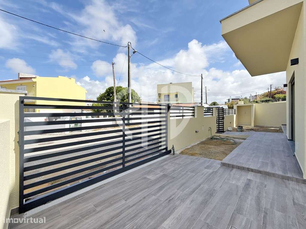 Moradia de Luxo T4 C/ Piscina e Box // Em Construção-5