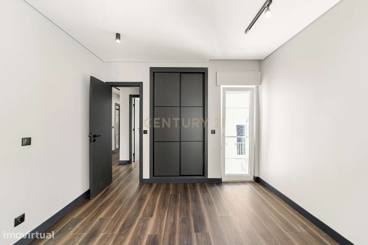 Espaçoso Apartamento T3 Totalmente Renovado em prédio com elevador no-22