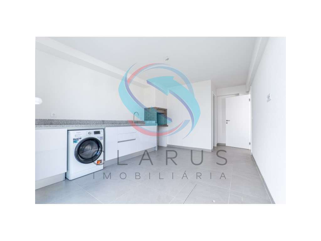 Moradia geminada à venda na Rua Infante Dom Henrique s/n-26