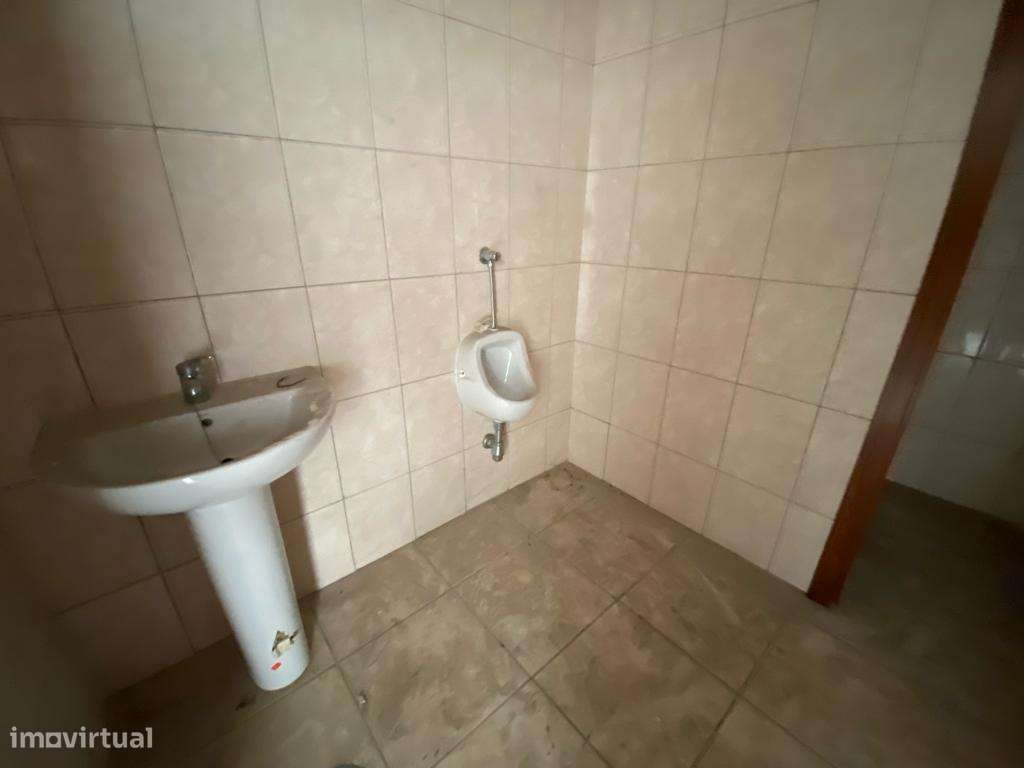 Investimento- Loja em Valongo possibilidade de Converter em T2-8