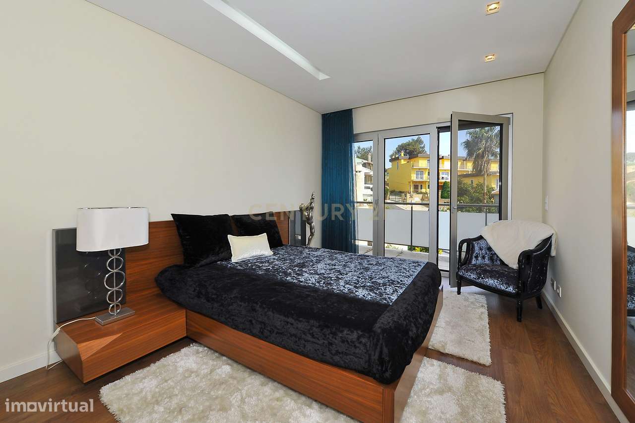 Moradia T3+1 Alto da Parede, em Condomínio Fechado com Vista Mar-24