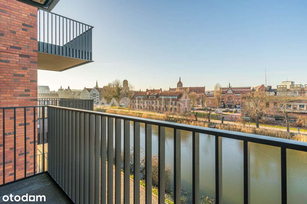 Widok na kanał na Stępce i panoramę Gdańska-0