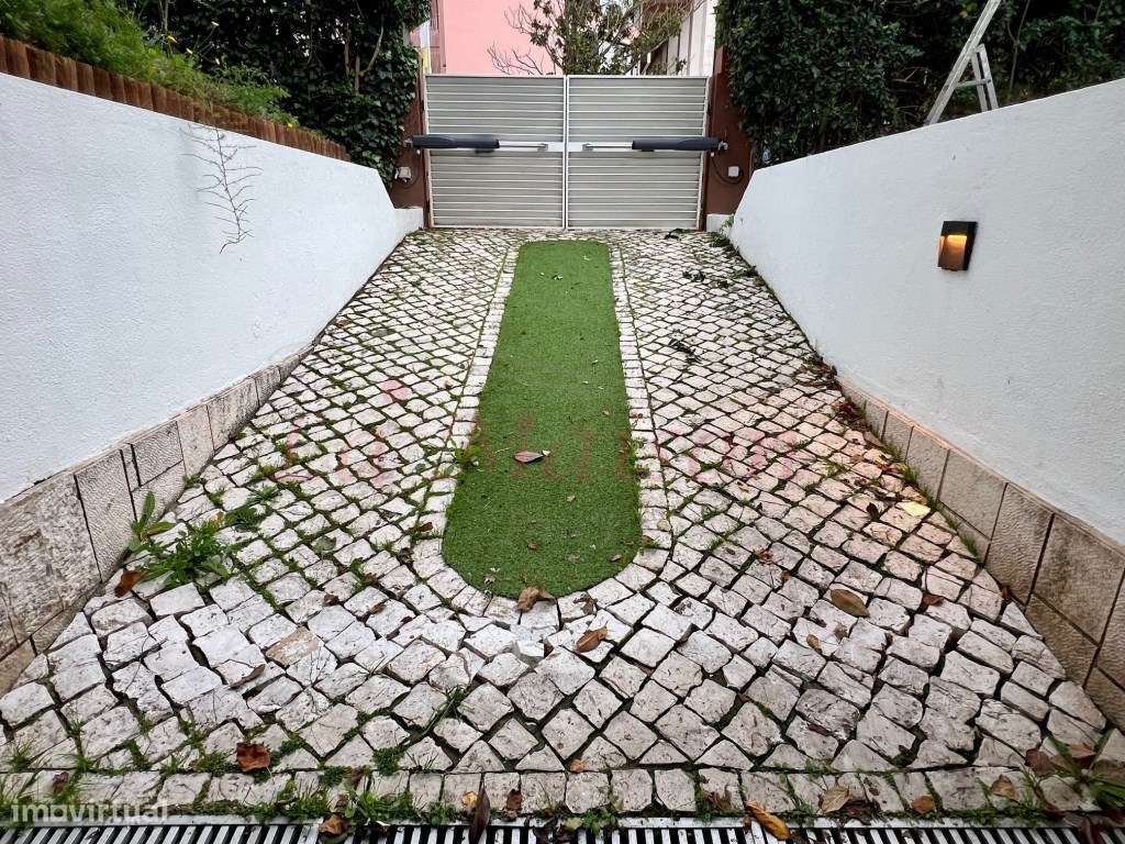 Moradia V4 Duplex no Centro de Loures-5