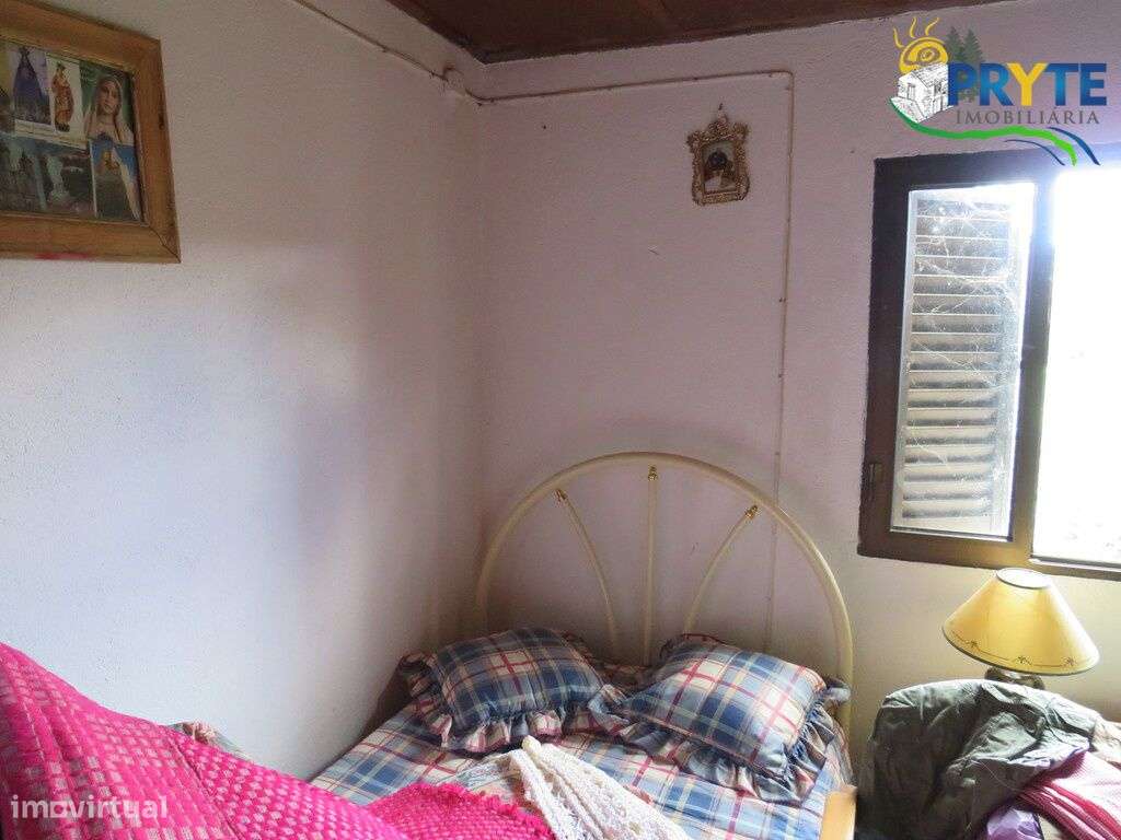 Pequena quinta a confinar com a Ribeira situada perto de Oleiros-9