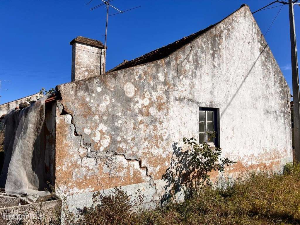 Moradia para recuperar em zona urbana de Tomar - Grande imagem: 2/20