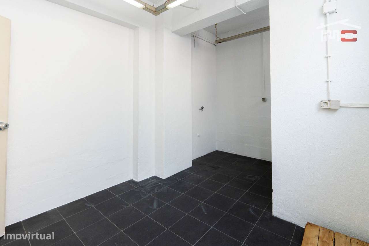 Espaço Comercial / Armazém à Venda - 174m² na Pontinha - Grande imagem: 3/16