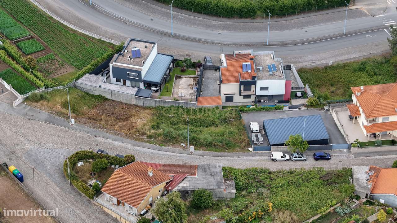 Terreno Urbano de 242m2 com viabilidade para construção de Moradia V3-22