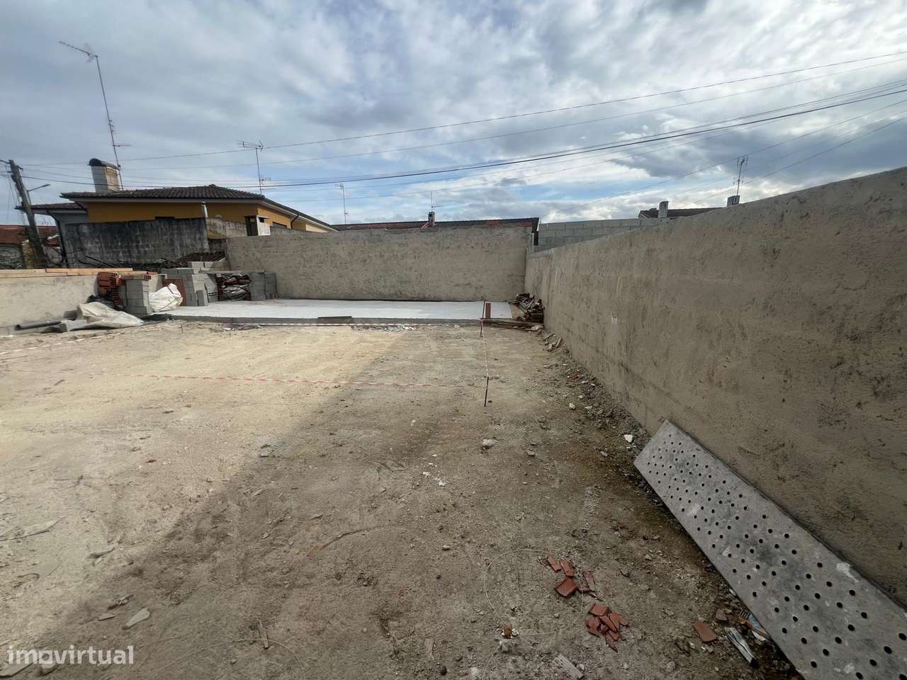 Moradia T4 em Fase Final de Construção com Piscina — Centro de Chaves-13