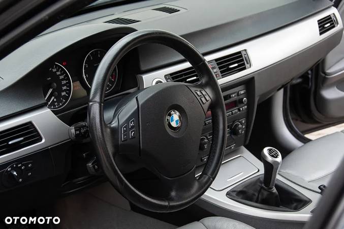 BMW Seria 3 320i - 21