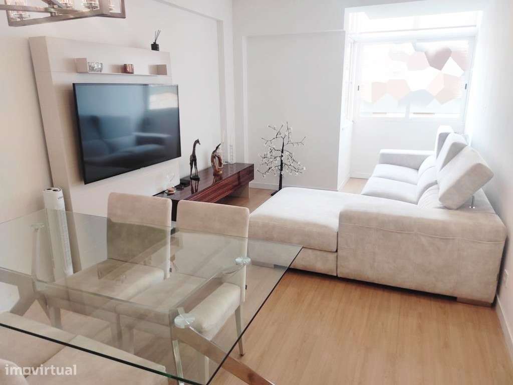 T2 totalmente remodelado no centro do Casal São Brás-23