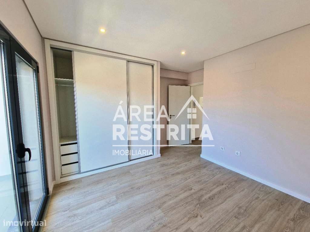 MORADIA T3 GEMINADA COM GARAGEM E TERRAÇO SUPERIOR NA QUINTA DO CONDE-11