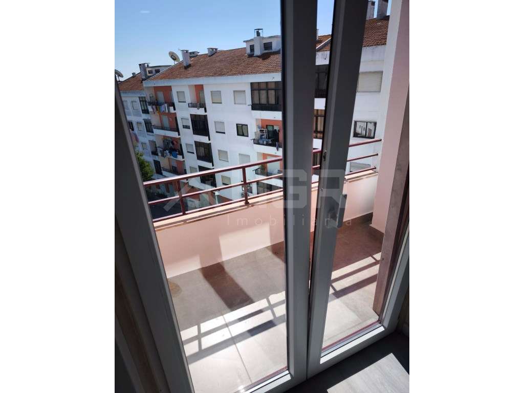 T4 | TOTALMENTE RENOVADO | BOAS ÁREAS | 2 CASAS DE BANHO | AMORA - ...-12