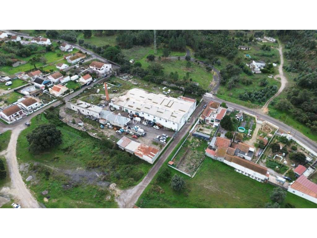 Antiga Fábrica à Venda em Coina - Ideal para Fins Industriais

Es...-11