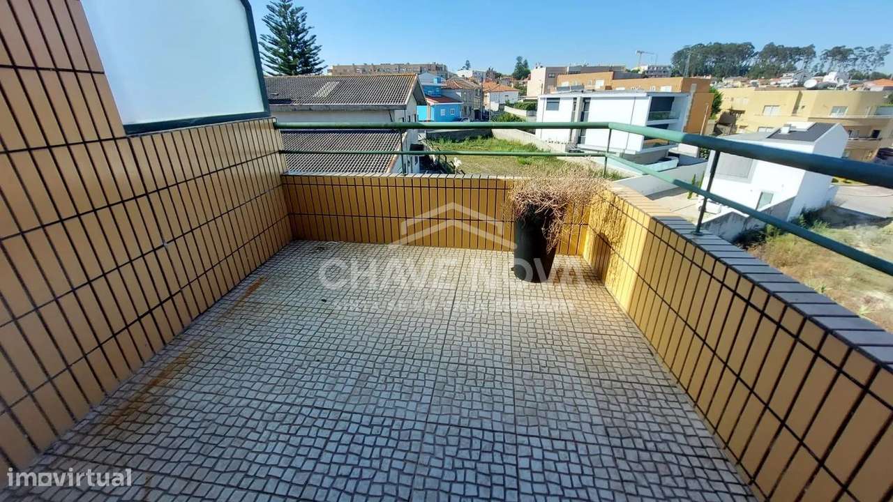 T2 Último Piso c/ Terraço e Garagem Box em S. Félix da Marinha-25