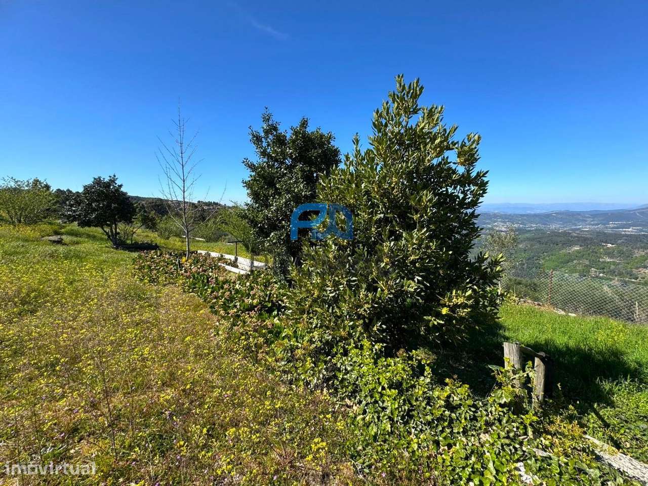 Moradia com excelente área, piscina e plena privacidade-16