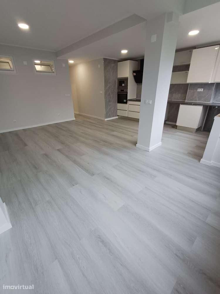 Apartamento T2 renovado, com arrecadação e a 2 km da praia-8